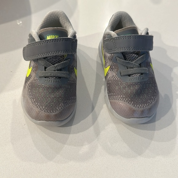 Toddler Nike sneakers size 5 - Picture 8 of 8